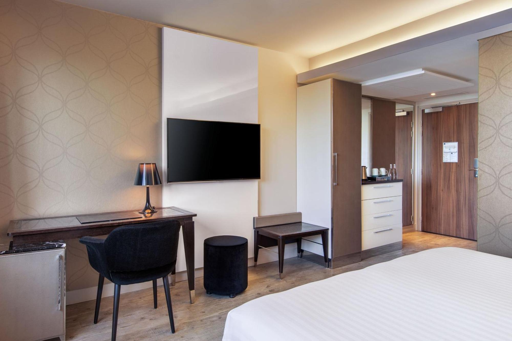 Hotel Ac Porte Maillot By Marriott Parijs